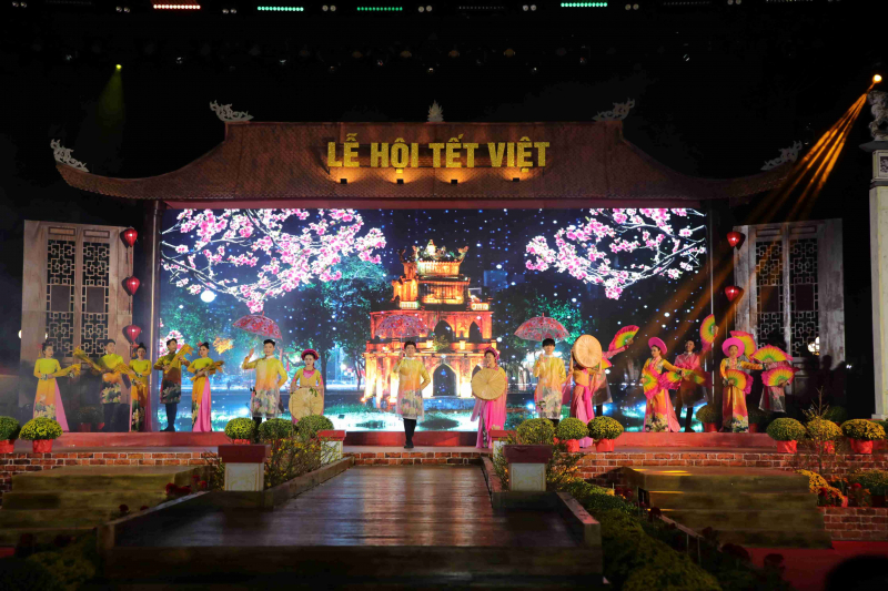 Hơn 90.000 lượt du khách trong và ngoài nước đến Lễ hội Tết Việt -0