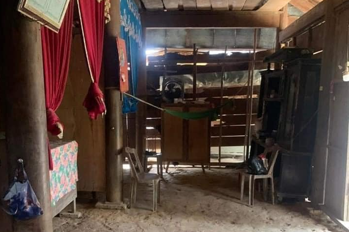 Lật xe chở gỗ keo làm người đàn ông chết rất thương tâm  -0