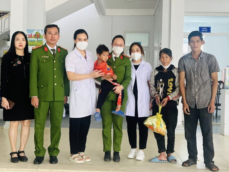 Công an tìm giúp gia đình cho cháu bé 4 tuổi đi lạc vào lúc nửa đêm -0