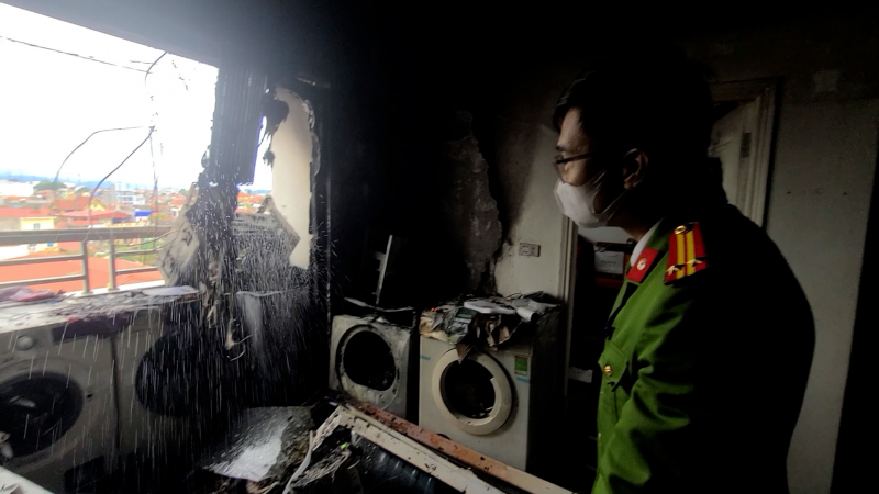 Kịp thời cứu người bị mắc kẹt trong đám cháy tại căn hộ chung cư -2