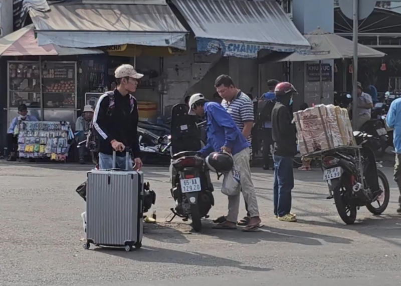 Người đàn ông tử vong bất thường trước cổng Bến xe An Sương -0