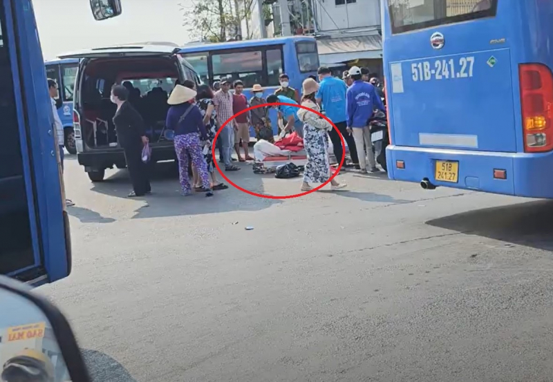 Người đàn ông tử vong bất thường trước cổng Bến xe An Sương -0