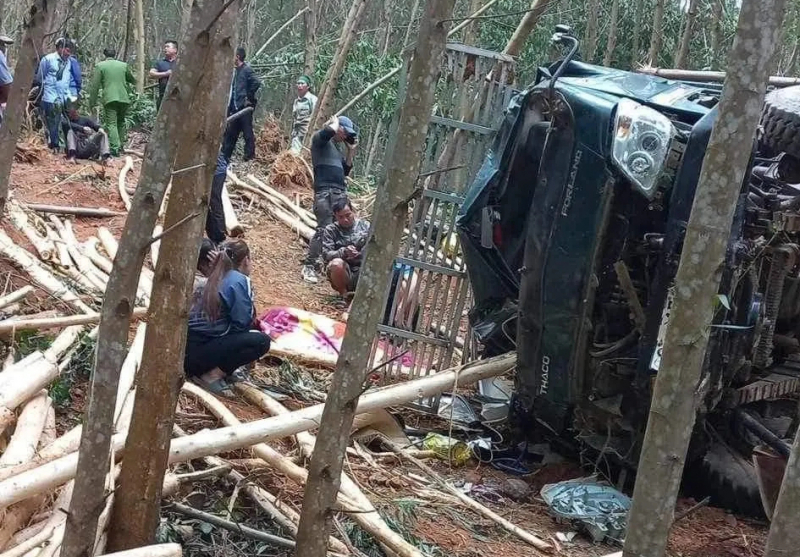 Lật xe chở gỗ keo làm người đàn ông chết rất thương tâm  -0