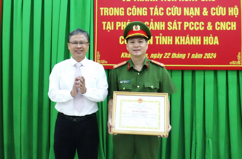Chủ tịch UBND tỉnh Khánh Hòa khen thưởng đột xuất Công an giải cứu 4 du khách -0
