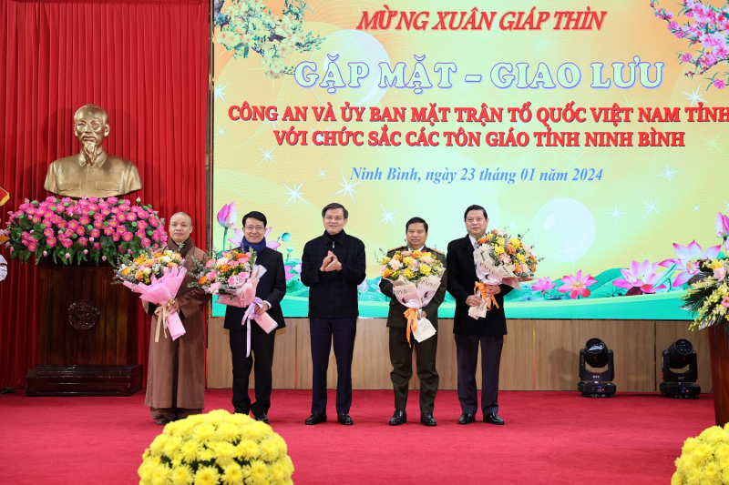 Nâng cao nhận thức về vị trí, vai trò của công tác tôn giáo trong tình hình mới -0