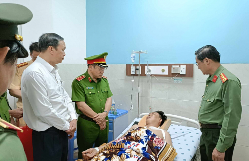 Thứ trưởng Nguyễn Văn Long dâng hương tri ân các Anh hùng - Liệt sĩ -0