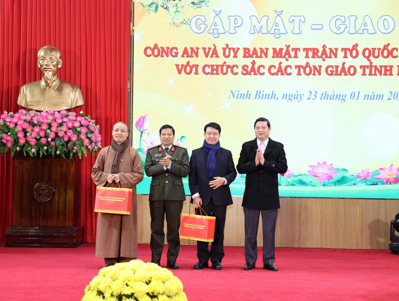 Nâng cao nhận thức về vị trí, vai trò của công tác tôn giáo trong tình hình mới -0