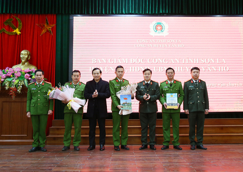 Cảnh sát vây bắt 2 đối tượng mang súng đầy đạn đi bán -0