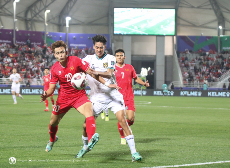 HLV Philippe Troussier: Tôi không chấp nhận chỉ trích nhắm vào cầu thủ -0