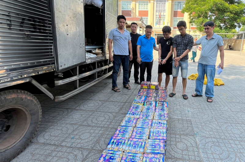 Truy đuổi, nổ súng trấn áp, khống chế 2 thanh niên chở pháo lậu -0