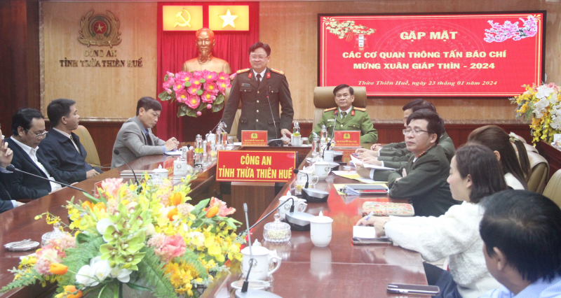 Công an Thừa Thiên Huế tặng giấy khen nhiều tập thể, phóng viên có thành tích trong công tác tuyên truyền -0