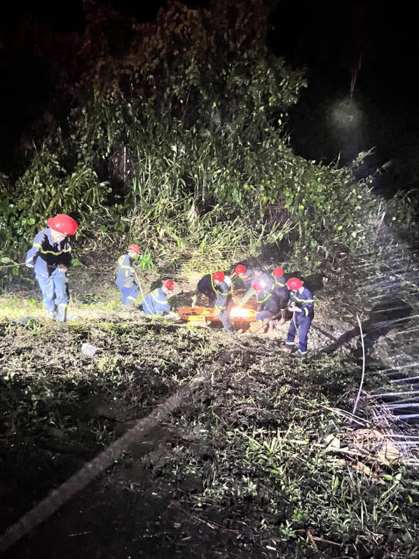 Lực lượng cứu hộ và Cảnh sát giao thông khẩn cấp cứu nạn nhân vụ TNGT trong đêm mưa -0