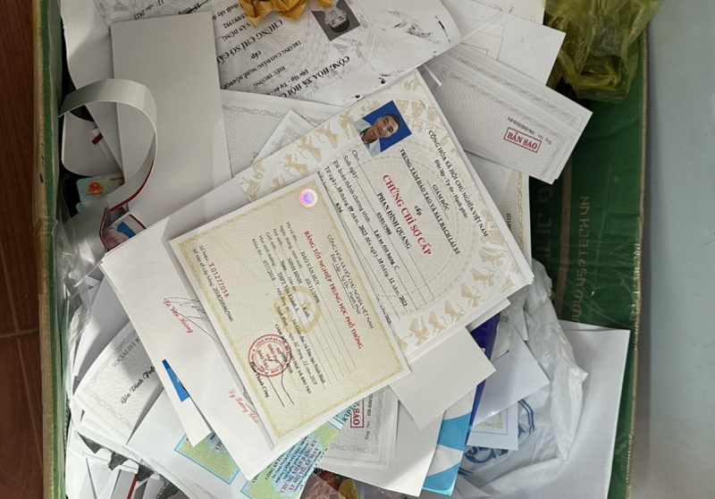 Hơn 10 tháng trốn nã vẫn tiếp tục sản xuất giấy tờ giả -1