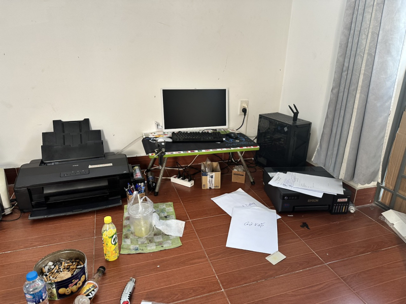 Hơn 10 tháng trốn nã vẫn tiếp tục sản xuất giấy tờ giả -0