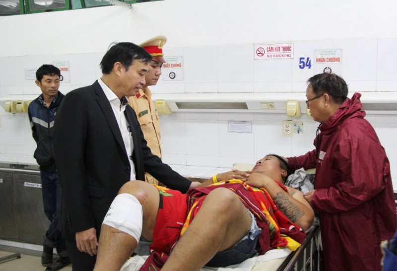 Chủ tịch TP Đà Nẵng thăm hỏi, hỗ trợ các nạn nhân bị thương trong vụ tai nạn tại đường Hồ Chí Minh, đoạn La Sơn - Túy Loan -0
