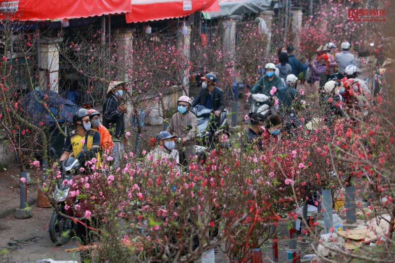 31_ Hà Nội tựa núi, nhìn sông -0