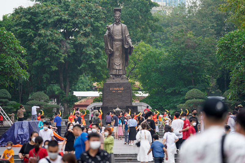 31_ Hà Nội tựa núi, nhìn sông -0