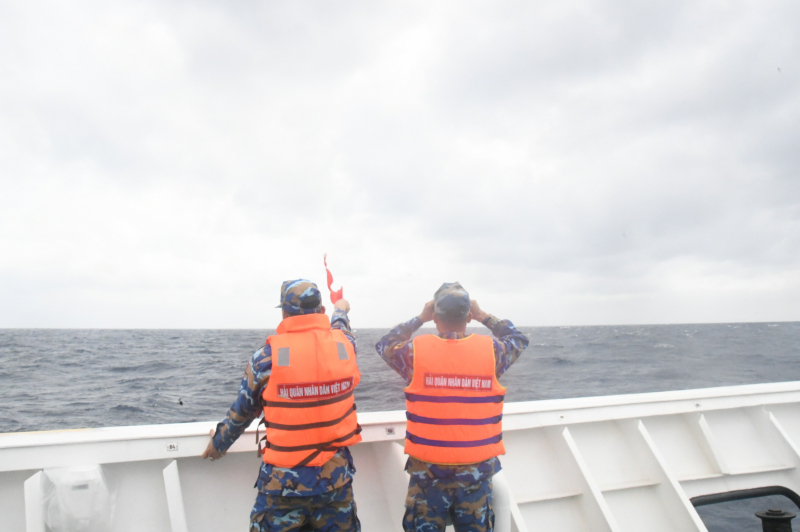  Tàu 471 kịp thời cứu nạn 5 ngư dân Bình Định trên vùng biển Trường Sa -0