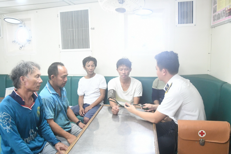  Tàu 471 kịp thời cứu nạn 5 ngư dân Bình Định trên vùng biển Trường Sa -0