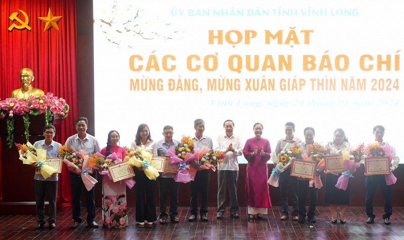 PV Báo CAND được Chủ tịch UBND tỉnh Vĩnh Long tặng Bằng khen -0