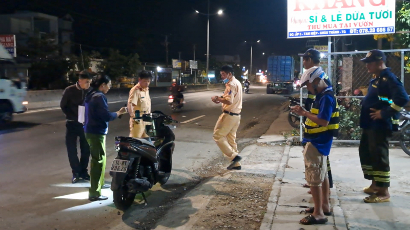 Va chạm với xe đầu kéo, 2 cô gái thương vong -0