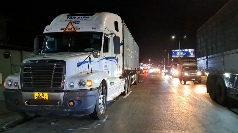 Va chạm với xe đầu kéo, 2 cô gái thương vong -1