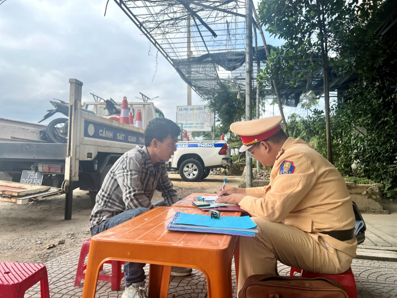 CSGT Thừa Thiên Huế xử lý hơn 2.400 trường hợp vi phạm trật tự an toàn giao thông -0