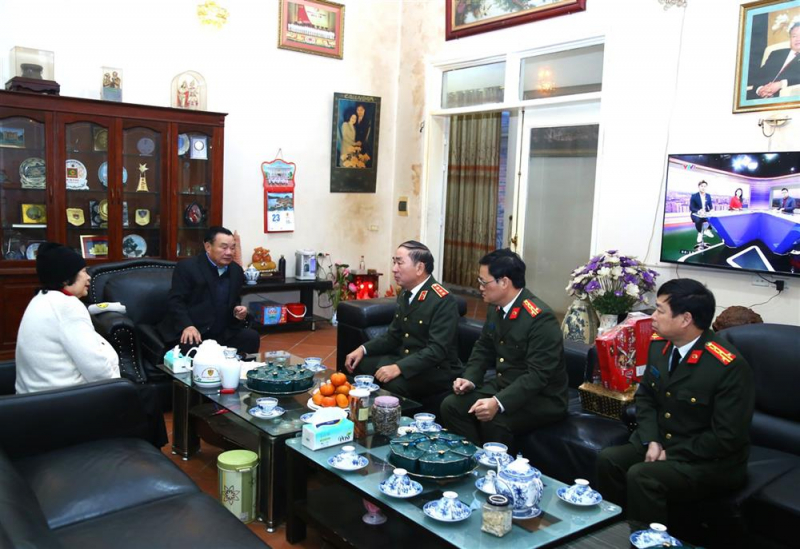 Thứ trưởng Trần Quốc Tỏ thăm hỏi, chúc Tết gia đình các đồng chí nguyên Thứ trưởng Bộ Công an -0