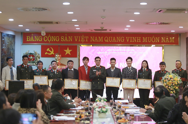 Luôn lấy cán bộ đoàn viên Công đoàn làm trung tâm -0