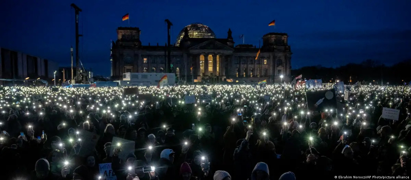 nguoi duc bieu tinh chong phat xit moi - anh 1.jpg -0