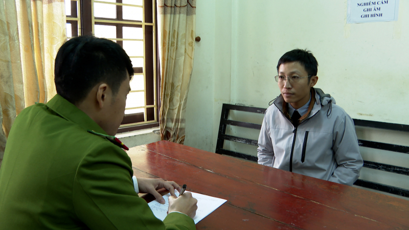 Phát hiện cơ sở chế tạo gần 2.500 lọ nước hoa giả -0