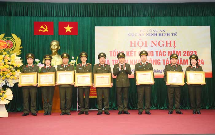 Trang 14: Những người góp phần đảm bảo an ninh kinh tế -0