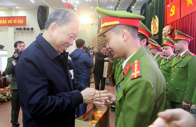 Nghĩa cử ấm áp của Đại tướng Tô Lâm với bà con tỉnh Hưng Yên khi Tết Nguyên đán gần kề -0