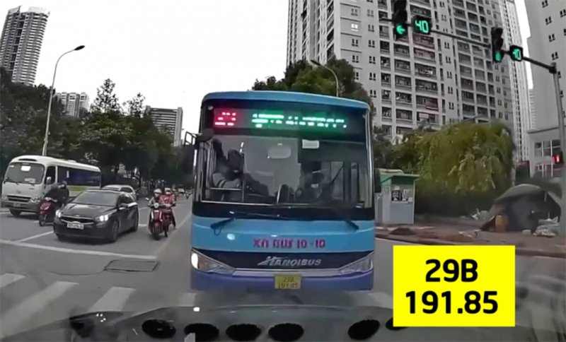 Tài xế xe buýt chạy lấn làn ngang ngược đã bị Cảnh sát xử phạt -0