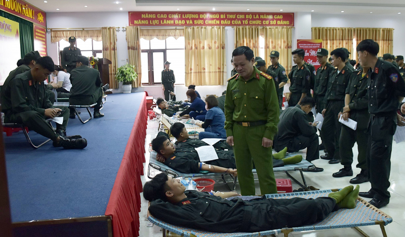 Cảnh sát cơ động Trung Bộ hăng hái tham gia hiến máu tình nguyện -0