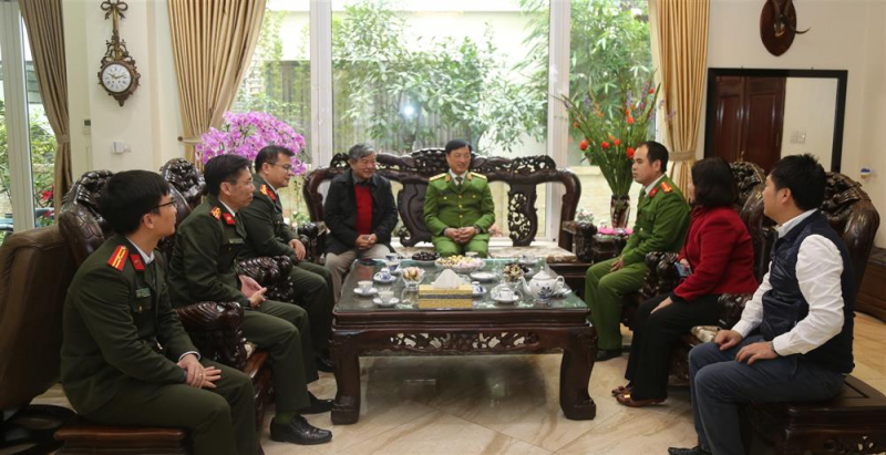 Thứ trưởng Nguyễn Duy Ngọc thăm hỏi, chúc Tết gia đình các đồng chí cố lãnh đạo Bộ Công an -1