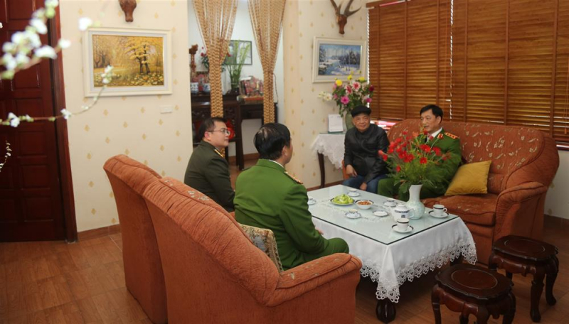 Thứ trưởng Nguyễn Duy Ngọc thăm hỏi, chúc Tết gia đình các đồng chí cố lãnh đạo Bộ Công an -0