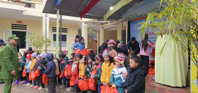 Mang Tết yêu thương đến với học sinh vùng cao Hoàng Su Phì, Hà Giang -0