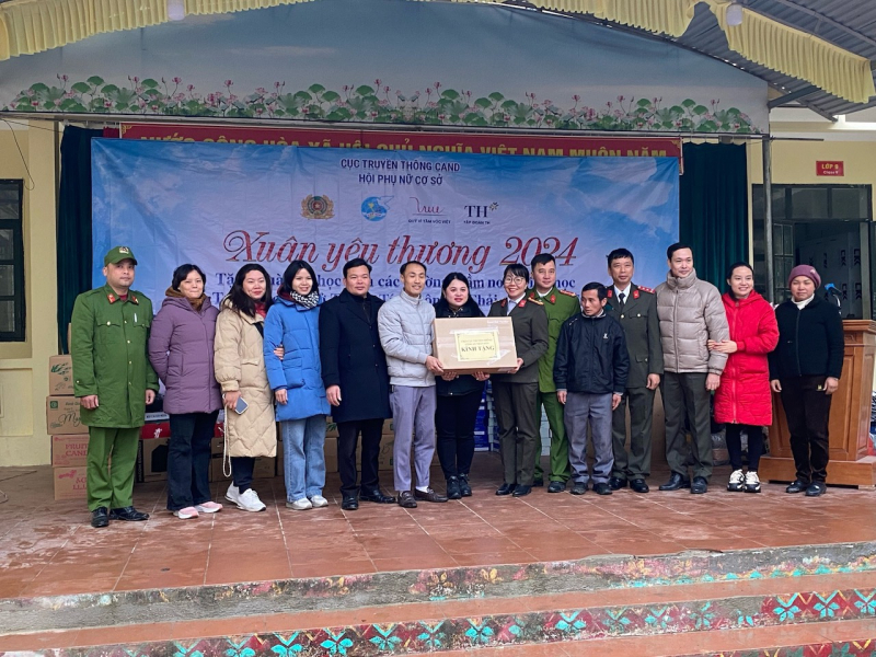 Mang Tết yêu thương đến với học sinh vùng cao Hoàng Su Phì, Hà Giang -0