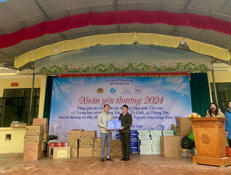 Mang Tết yêu thương đến với học sinh vùng cao Hoàng Su Phì, Hà Giang -0