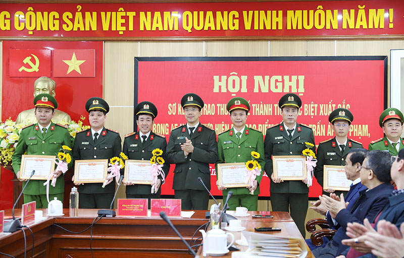 Chủ tịch UBND tỉnh Hà Tĩnh tặng Bằng khen, trao thưởng cho các đơn vị xuất sắc -0