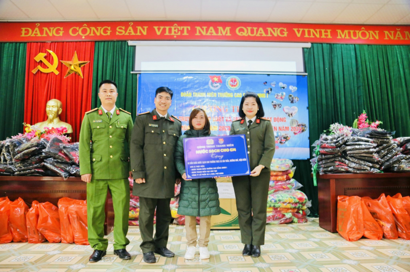 Trường Cao đẳng ANND I mang nước sạch về cho học sinh và Công an xã Sín Thầu, Mường Nhé -0