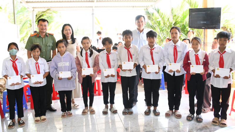 Công an Trà Vinh thăm, tặng quà Tết Công an xã đảo và bàn giao cầu giao thông nông thôn -0