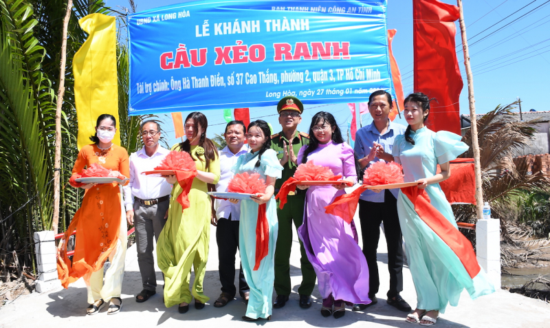 Công an Trà Vinh thăm, tặng quà Tết Công an xã đảo và bàn giao cầu giao thông nông thôn -0