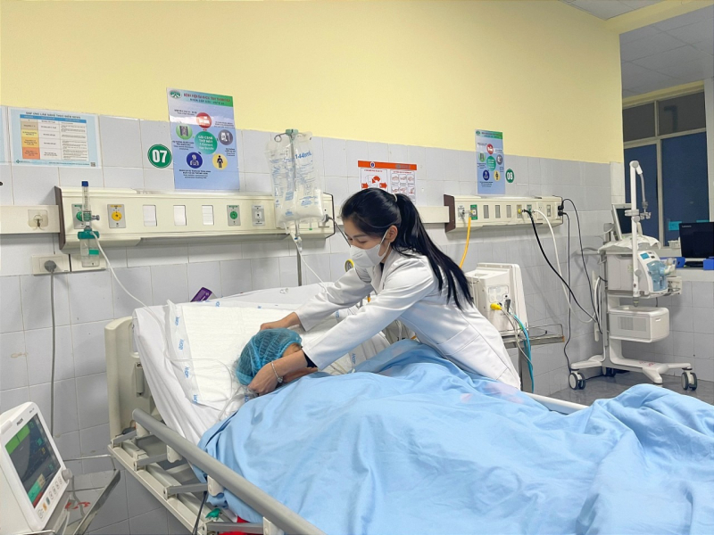 Lại thêm 2 người bị hôn mê sâu khi đốt củi sưởi ấm trong phòng kín -0