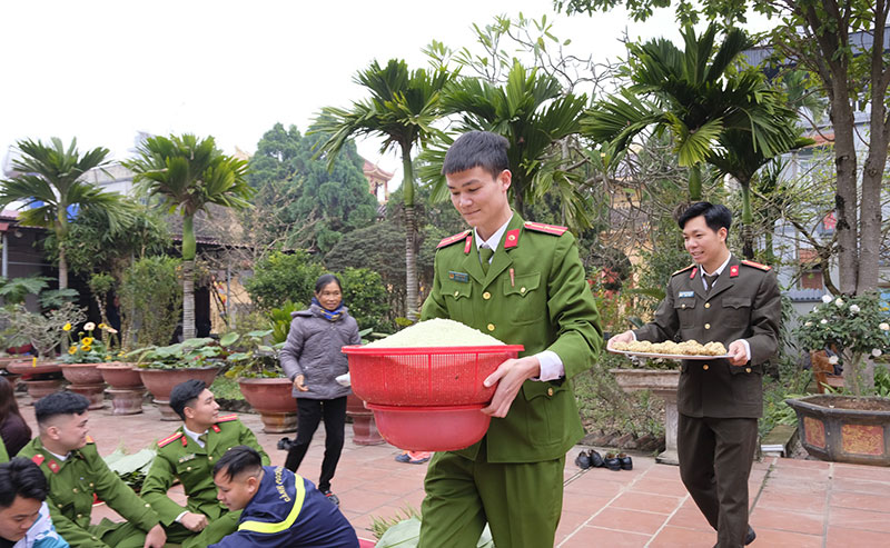 Chiến sĩ Công an gói bánh chưng tặng bệnh nhân, gia đình khó khăn -0