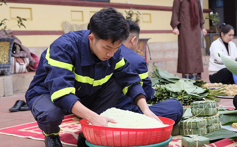 Chiến sĩ Công an gói bánh chưng tặng bệnh nhân, gia đình khó khăn -1