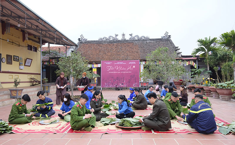 Chiến sĩ Công an gói bánh chưng tặng bệnh nhân, gia đình khó khăn -0