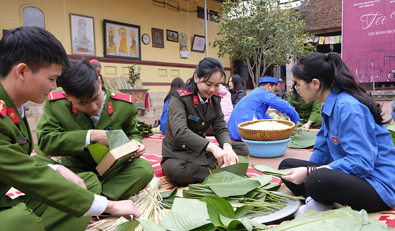 Chiến sĩ Công an gói bánh chưng tặng bệnh nhân, gia đình khó khăn -0