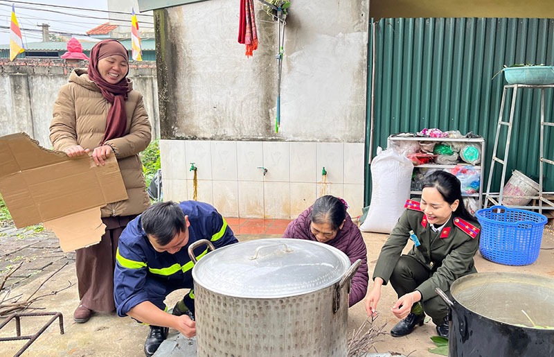 Chiến sĩ Công an gói bánh chưng tặng bệnh nhân, gia đình khó khăn -0